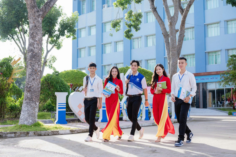 Sinh viên Trường ĐH Đồng Tháp. 80-nam-nganh-giao-duc-3.jpg