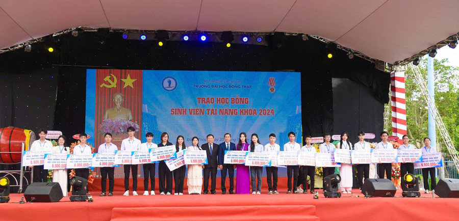 Lãnh đạo Trường ĐH Đồng Tháp trao học bổng sinh viên tài năng.