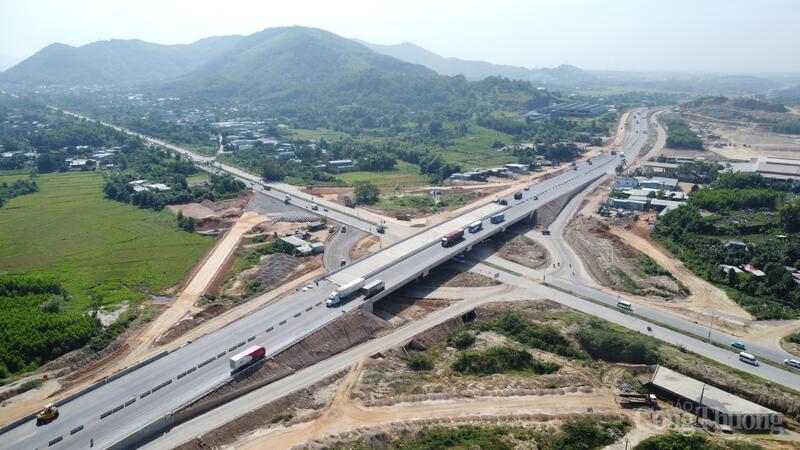 Tuyến đường bộ cao tốc Hòa Liên - Túy Loan 11,5km đi qua phường Liên Chiểu, phường Hòa Khánh, xã Bà Nà (thành phố Đà Nẵng) với tổng mức đầu tư 2.113 tỷ đồng