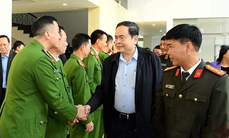 Chủ tịch Quốc hội Trần Thanh Mẫn và cán bộ, chiến sĩ Công an tỉnh Yên Bái, ngày 04/01/2025. Ảnh Lâm Hiển