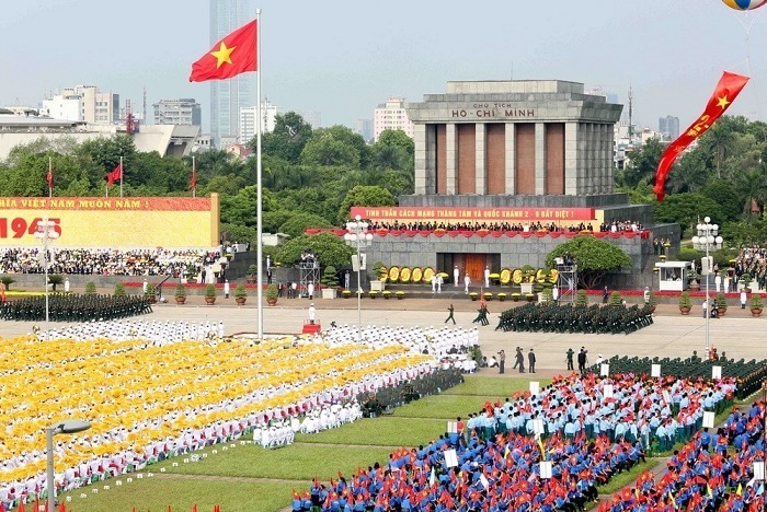 Lễ kỷ niệm và diễu binh tại Quảng trường Ba Đình là tâm điểm, có sự tham gia của các lực lượng vũ trang, đoàn thể và đông đảo người dân. Ảnh minh hoạ