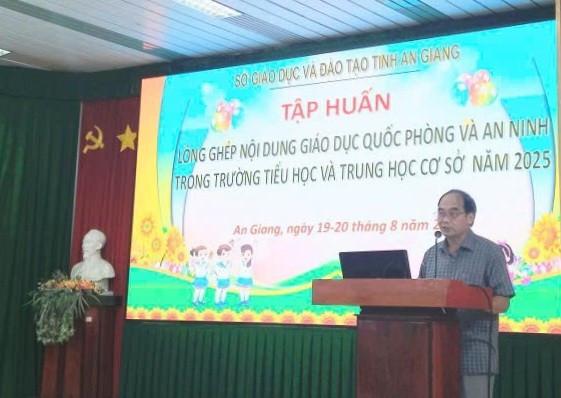 Ông Nguyễn Thế Huynh, Chuyên viên Sở GD&ĐT tỉnh An Giang phát biểu khai mạc lớp tập huấn. 1000052339.jpg