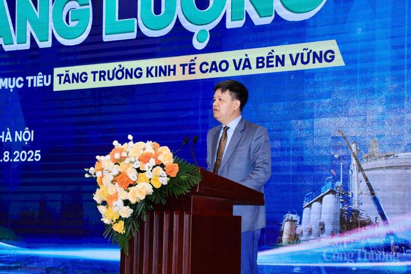 TS. Tạ Đình Thi, Phó Chủ nhiệm Ủy ban Khoa học, Công nghệ và Môi trường của Quốc hội phát biểu khai mạc tại diễn đàn. Ảnh: Phương Thảo