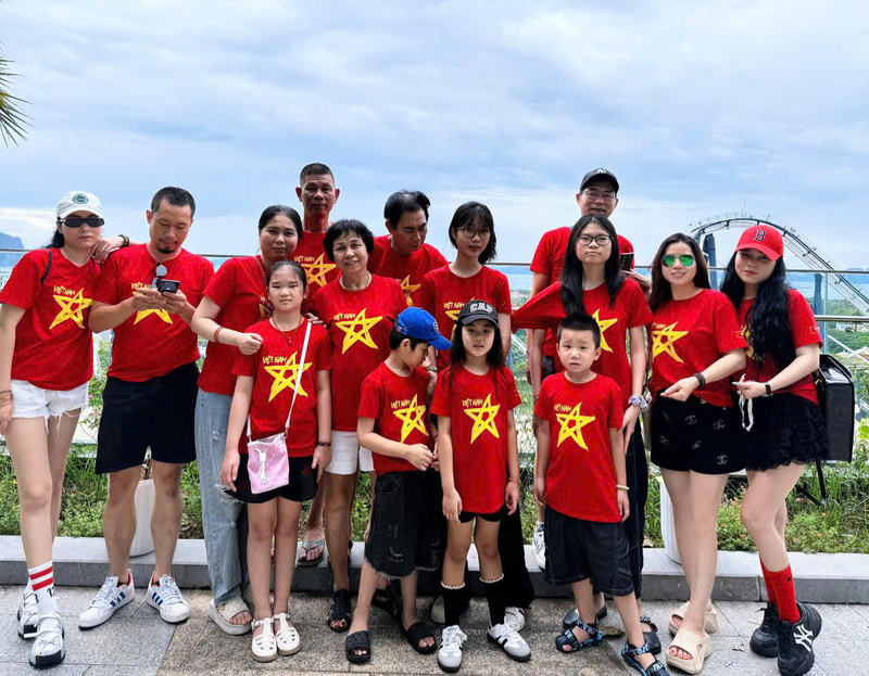 Cả gia đình khoác lên mình màu cờ Tổ quốc, gửi gắm niềm tự hào dân tộc. Ảnh: Hiền Thu