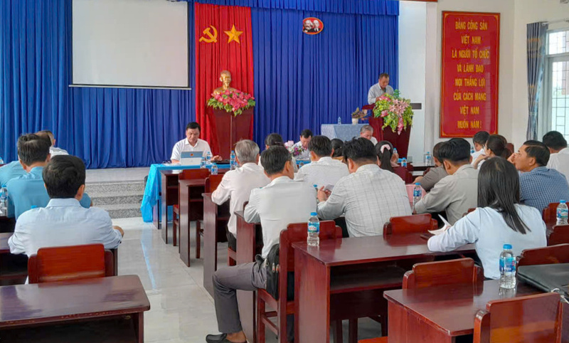 Ông Lê Hoàng Tài, Phó Cục trưởng Cục Xúc tiến thương mại (Bộ Công Thương) làm việc tại xã Bình Phú, tỉnh Đồng Tháp.