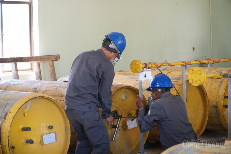 Theo tình huống diễn tập, nhà máy nước Cầu Đỏ có sử dụng các loại hóa chất dùng cho hệ thống xử lý nước PAC, xút, trong đó có Clo (Chlorine). Đây là chất khử mạnh được sử dụng rộng rãi trong các ứng dụng như xử lý, khử trùng nước… Vào khoảng 9h30 ngày X tháng Y năm 2025, khu vực nhà chứa Clo có 2 nhân viên vận hành, đang thực hiện hạot động thay bình khí Clo. Trong lúc thao tác, 1 nhân viên bất cẩnh làm xì van bình khí Clo khiến Clo rò rỉ ra ngoài. Do hoảng hốt, thao tắc khắc phục không chuẩn và mang các trang bị cơ bản không thể ở lâu trong môi trường khí Clo rò rỉ.