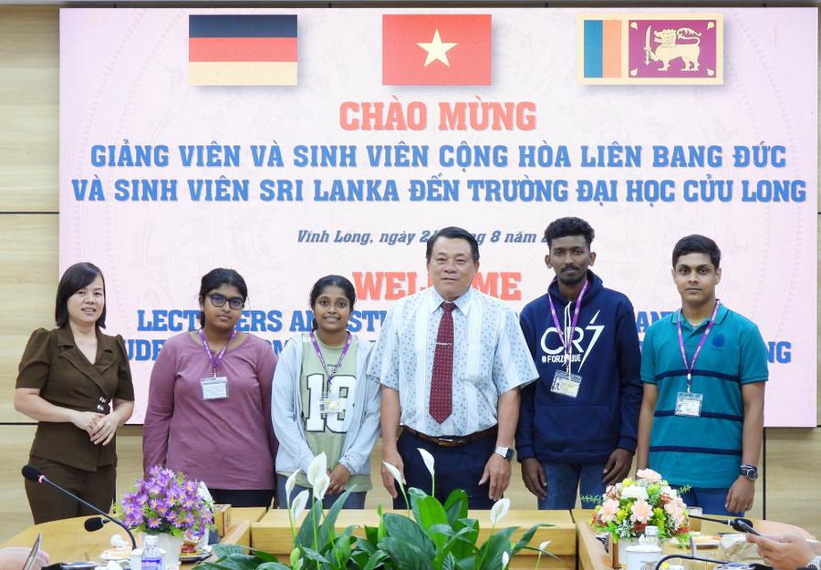 Đại diện Trường ĐH Cửu Long trao thẻ cho lưu học sinh Sri Lanka. dhcl-tang-cuong-giao-luu-3.jpg