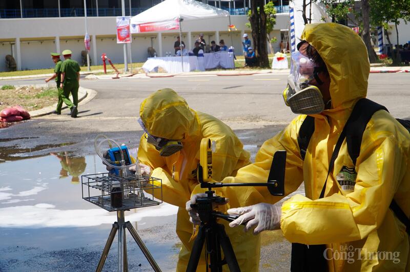 Sau khi khu vực bị nhiễm độc được tiêu độc, Trung tâm Quan rức và Quản lý hạ tầng tài nguyên, môi trường và nông nghiệp (Sở Nông nghiệp và Môi trường Đà Nẵng) cùng trang thiết bị đến hiện trường thực hiện quan trắc môi trường, lấy mẫu đất nước, không khí.