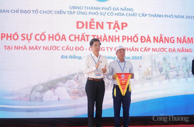Lãnh đạo thành phố Đà Nẵng trao cờ chỉ huy diễn tập cho Sở Công Thương Đà Nẵng
