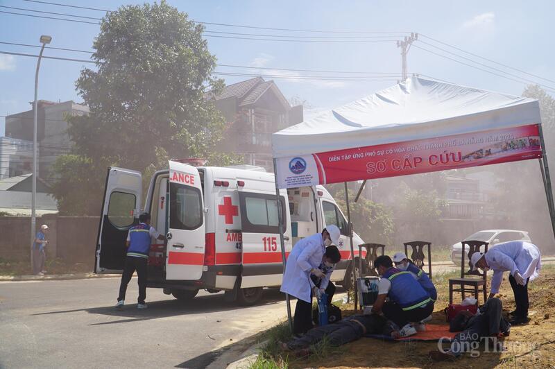 Lực lượng công an phường, dân quân tự vệ phường tiếp nhận thông tin đến hiện trường; song song; Trung tâm cấp cứ Đà Nẵng 115 huy động y bác sĩ và xe cứu thương đến hiện trường cấp cứu.