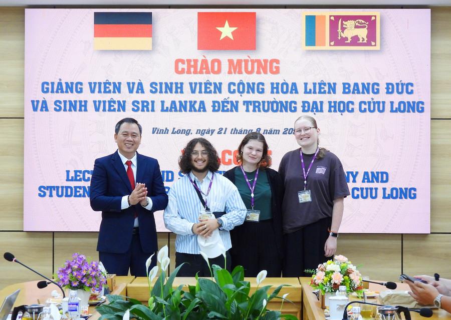 Đại diện Trường ĐH Cửu Long trao thẻ cho giảng viên và sinh viên Đức. dhcl-tang-cuong-giao-luu-4.jpg