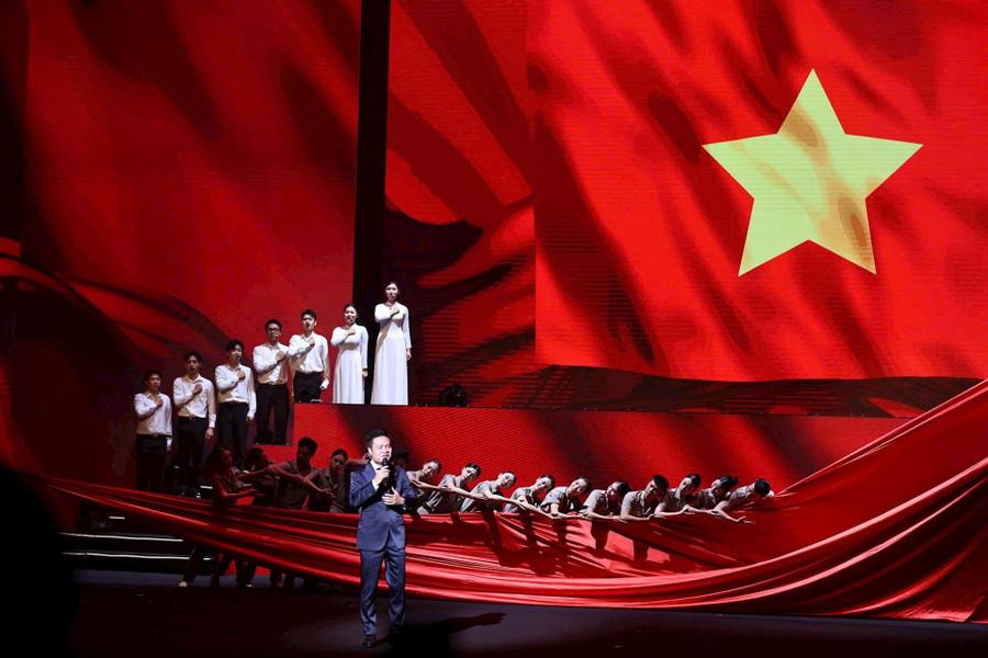 Chương trình nghệ thuật 'Sao Độc lập” năm 2025 với chủ đề 'Vì một Việt Nam thịnh vượng'. Ảnh Hoa Nguyễn.