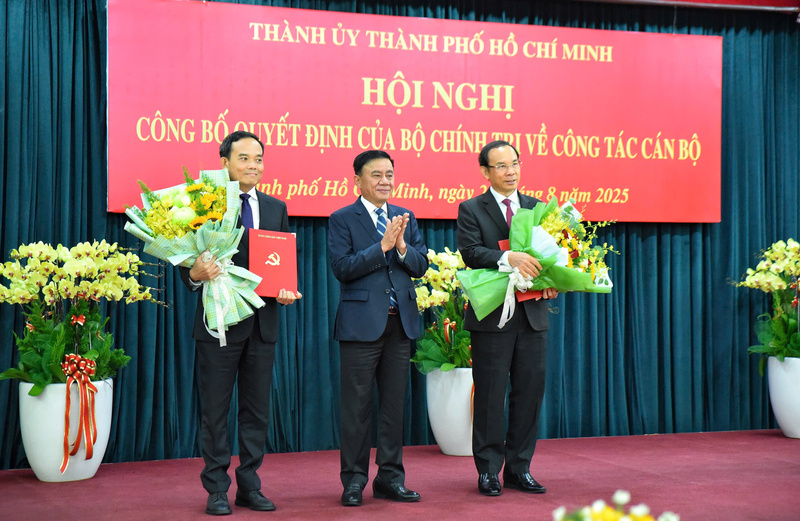 Thường trực Ban Bí thư Trần Cẩm Tú trao quyết định của Bộ Chính trị cho đồng chí Trần Lưu Quang và đồng chí Nguyễn Văn Nên. Ảnh: Thanh Minh.