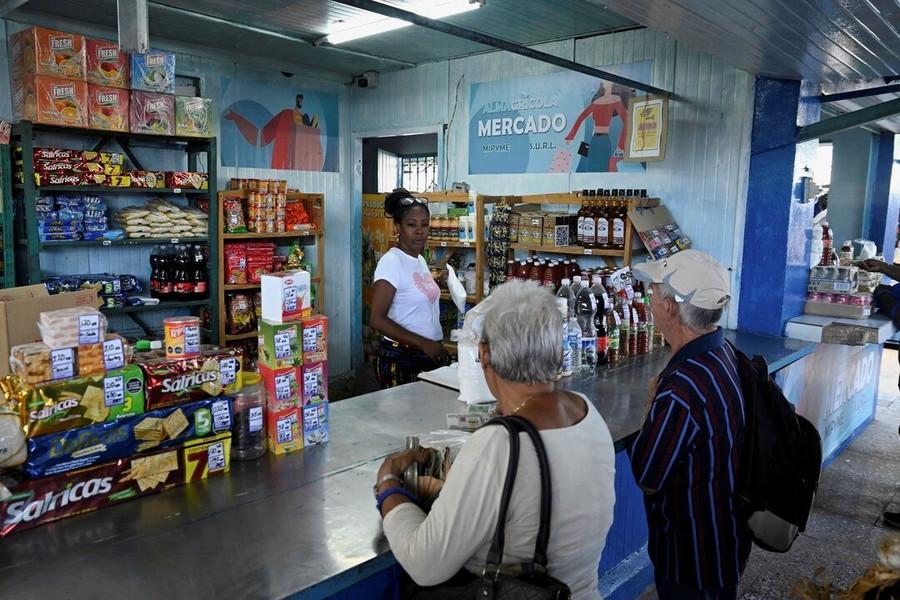 Khách hàng mua bột mì tại một cửa hàng ở Havana, Cuba. Ảnh: REUTERS cuba-khu-vuc-tu-nhan-lan-dau-vuot-nha-nuoc-ve-ban-le-5.jpg