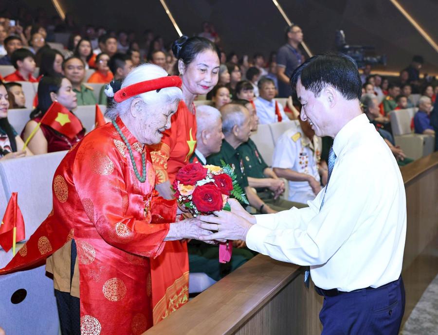 Chủ nhiệm Ủy ban Kiểm tra Trung ương Nguyễn Duy Ngọc tặng hoa và quà tri ân đến các Mẹ Việt Nam Anh hùng. Ảnh: Hoa Nguyễn. tang-qua-sdl.jpg