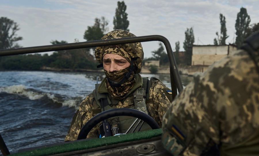 Binh sĩ Ukraine trong một chiến dịch vượt sông Dnieper.