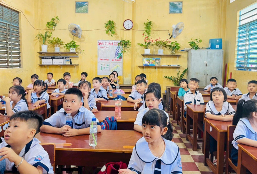 Học sinh Trường Tiểu học A Phú Hòa (xã Phú Hòa, tỉnh An Giang). Ảnh: Trọng Nhân. 1000052566.jpg