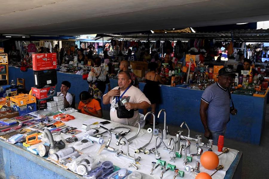 Một người bán hàng đang chờ khách tại một khu chợ công cộng ở Havana, Cuba. Ảnh: REUTERS cuba-khu-vuc-tu-nhan-lan-dau-vuot-nha-nuoc-ve-ban-le-4.jpg