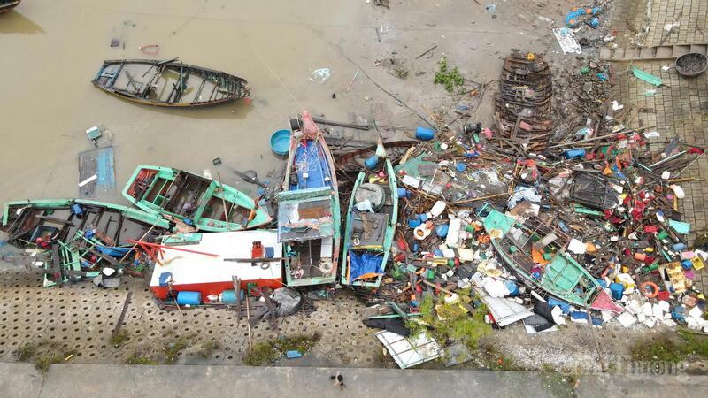 Ghi nhận của phóng viên Báo Công Thương, bão số 5 với sức gió giật rất mạnh, kèm mưa lớn đã đánh chìm nhiều tàu thuyền của ngư dân xã Thiên Cầm (tỉnh Hà Tĩnh) khi neo đậu tránh trú bão.