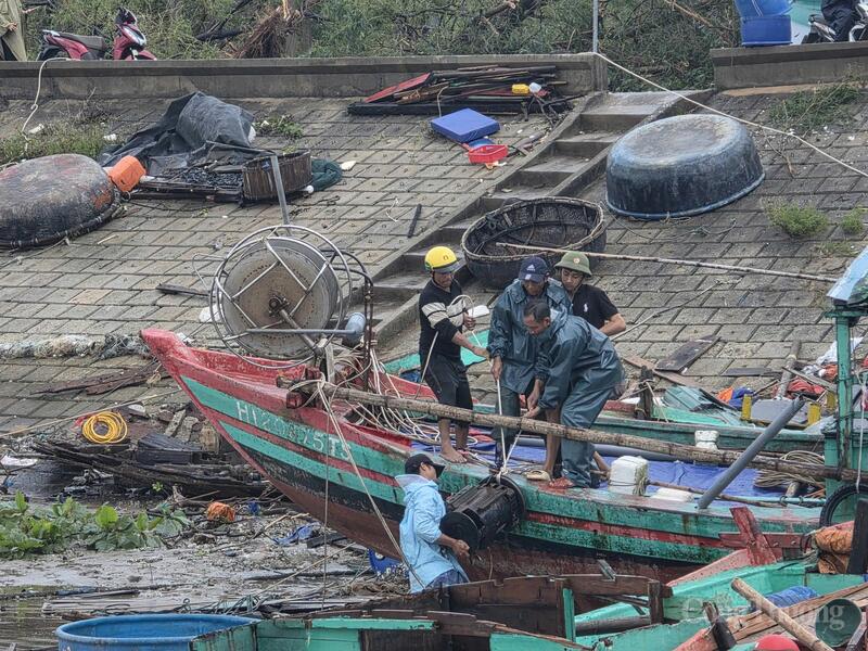 Ngư dân đỏ mắt nhìn tài sản thiệt hại sau bão số 5