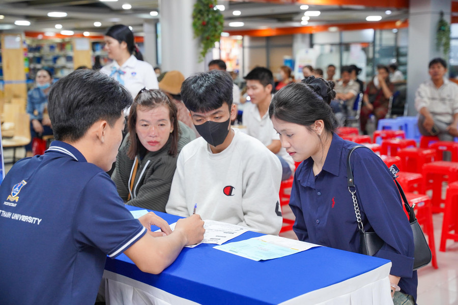 Thí sinh nhập học tại Trường ĐH Nguyễn Tất Thành. (Ảnh: NTTU) dong-dao-phu-huynh-va-thi-sinh-den-nhap-hoc-tai-truong-dh-nguyen-tat-thanh-10-min-1.jpg