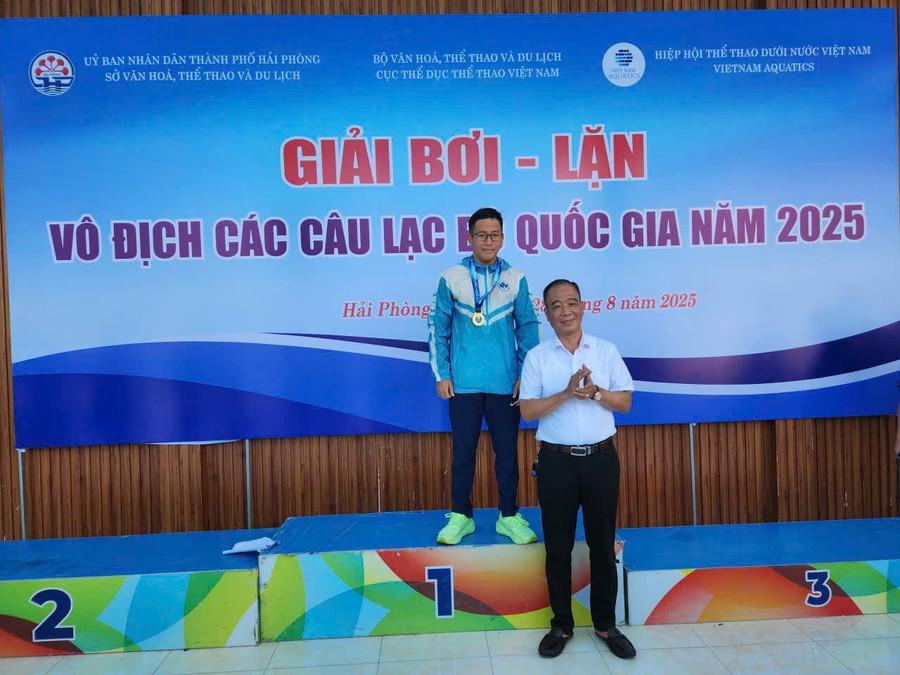 Giây phút nhận Huy chương Vàng tại giải Các CLB quốc gia bơi - lặn 2025 của Trần Nguyên Chương. Ảnh: NVCC.