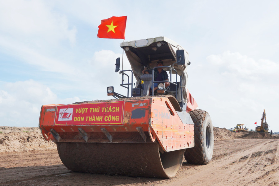 Không khí lao động khẩn trương trên công trường cao tốc Cần Thơ - Cà Mau.