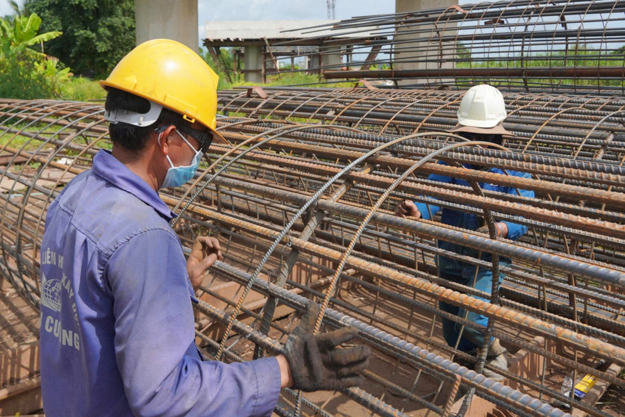 Công nhân thi công cao tốc Châu Đốc - Cần Thơ - Sóc Trăng, đoạn qua TP Cần Thơ. anh-1-cao-toc-1-1.jpg