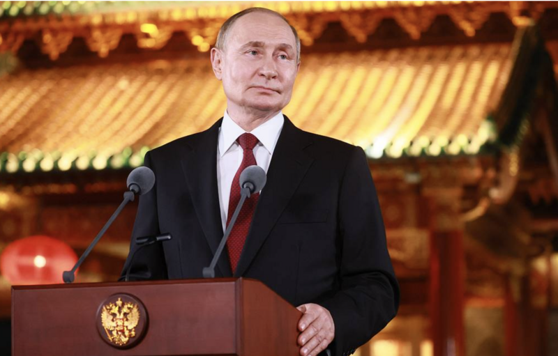 Tổng thống Nga Vladimir Putin tổ chức họp báo sau chuyến thăm Trung Quốc. Ảnh: Tass