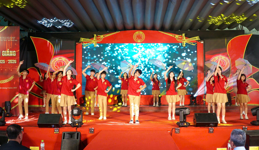 khai-giang-nam-viet-1.jpg
