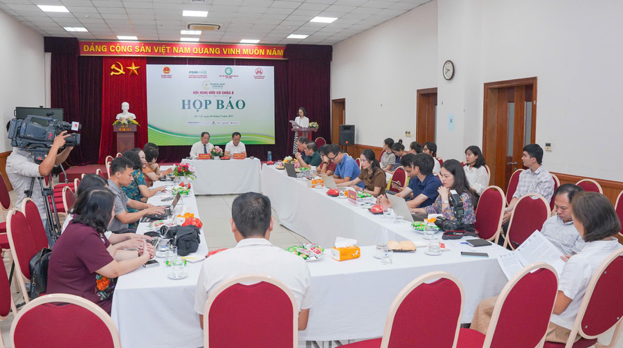 Quang cảnh buổi họp báo.