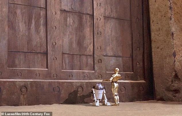 Trong bộ phim Chiến tranh giữa các vì sao 'Sự trở lại của Jedi' (1983), R2-D2 và C-3PO đã đến cánh cửa khổng lồ dẫn đến cung điện của Jabba the Hut. phat-hien-canh-cua-khong-lo-bi-an-trong-nui-kazakhstan-gay-chan-dong-2.jpg