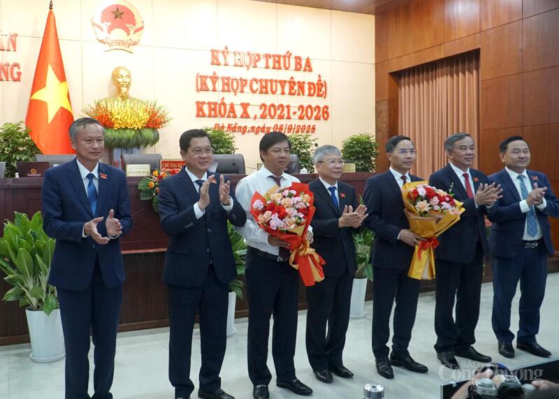 Lãnh đạo HĐND TP. Đà Nẵng tặng hoa tri ân những đóng góp của ông Lương Nguyễn Minh Triết (thứ 3, từ trái qua) trong thời gian trên cương vị Chủ tịch UBND TP. Đà Nẵng đã làm tốt nhiệm vụ được giao, tặng hoa chúc mừng tân Chủ tịch UBND TP. Đà Nẵng Phạm Đức Ấn (thứ 3, từ phải sang)