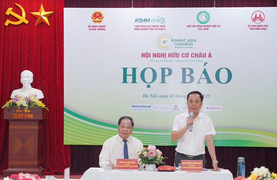 Ông Nguyễn Sinh Tiến (phải), Phó Giám đốc Sở Nông nghiệp và Môi trường tỉnh Ninh Bình. z6988648994000-d7f5a199ea5c7d760dedae27493fe21f.jpg