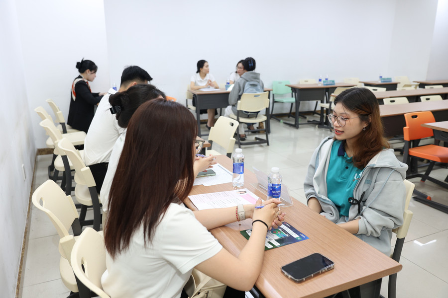 Hoạt động phỏng vấn tuyển dụng trực tiếp của doanh nghiệp với sinh viên Đại học Kinh tế TPHCM. Ảnh: UEH ueh.jpg
