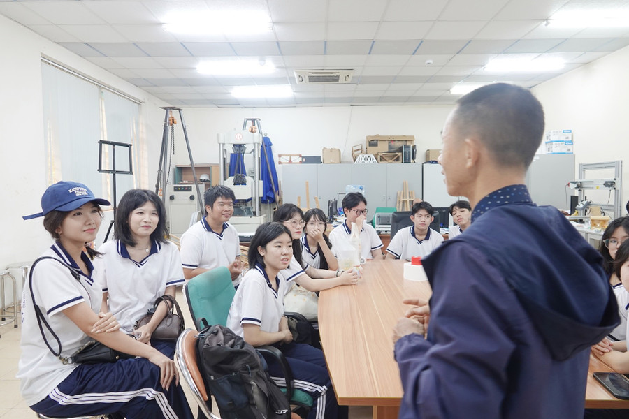 Học sinh tham quan, trải nghiệm tại các phòng học, phòng thí nghiệm - thực hành của Trường Đại học Quốc tế (Đại học Quốc gia TPHCM). Ảnh: Bùi Diễn hs-tham-quan.jpg