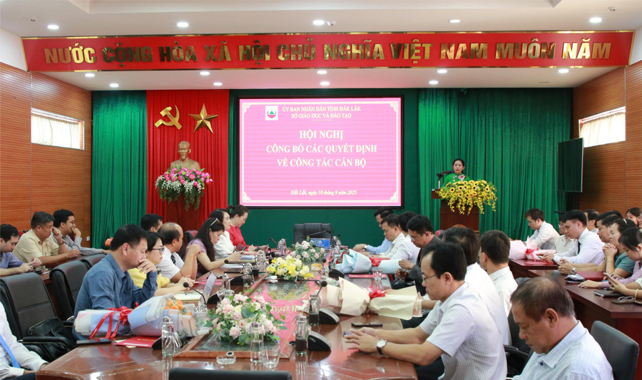 Toàn cảnh buổi lễ công bố quyết định tại trụ sở Sở GD&ĐT. 1-tc.jpg