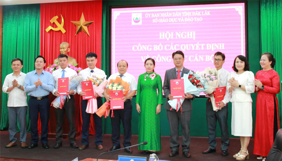 Ban Giám đốc Sở GD&ĐT trao các quyết định điều động, bổ nhiệm cán bộ quản lý.