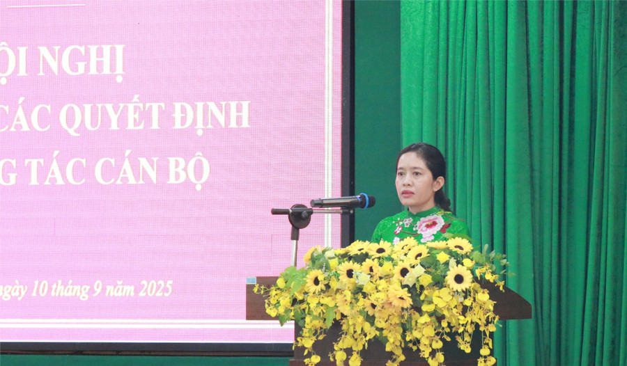 Giám đốc Sở GD&ĐT Lê Thị Thanh Xuân phát biểu giao nhiệm vụ. 1-gd.jpg