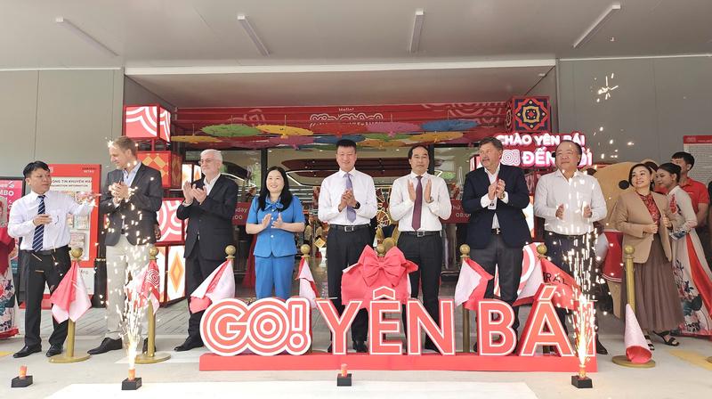 Các đại biểu cắt băng khai mạc GO! Yên Bái. Ảnh: Nguyễn Hạnh