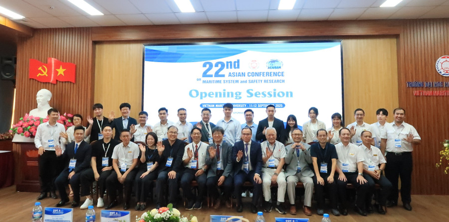 Các đại biểu chụp hình lưu niệm tại hội thảo.