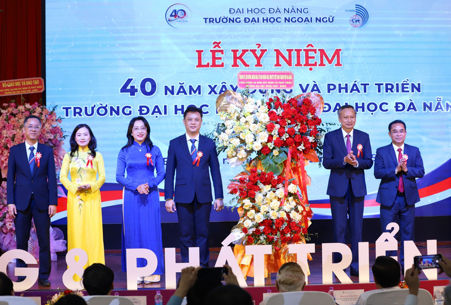 Đại diện lãnh đạo TP Đà Nẵng tặng hoa chúc mừng tập thể Trường Đại học Ngoại ngữ, Đại học Đà Nẵng.