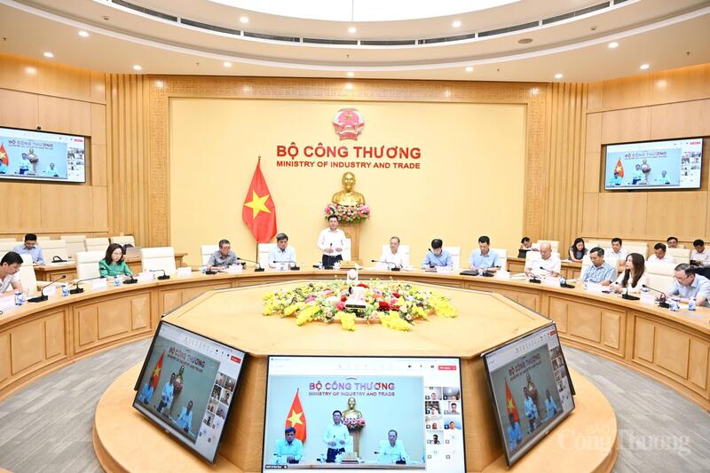 Bộ trưởng Nguyễn Hồng Diên chủ trì hội nghị (Ảnh: Cấn Dũng)