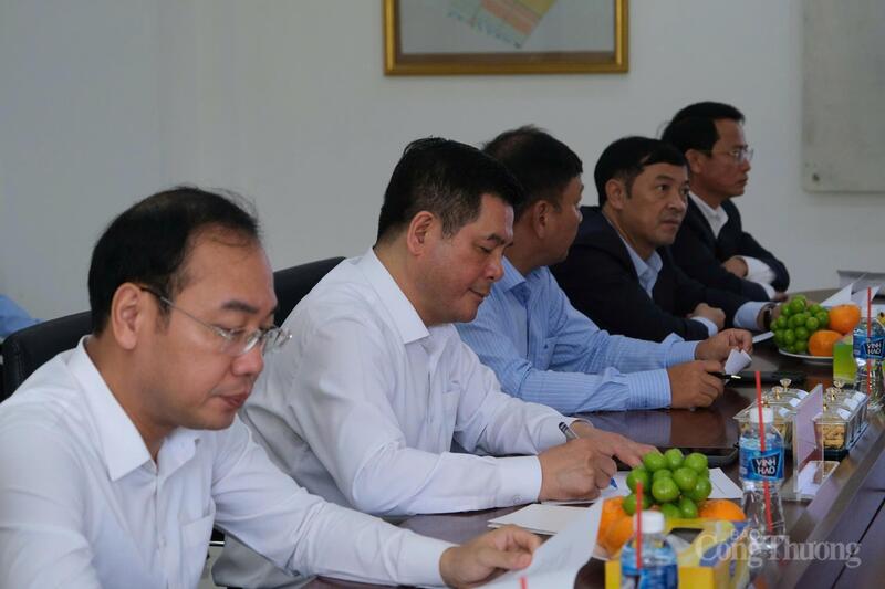 Đoàn công tác tham dự buổi làm việc.