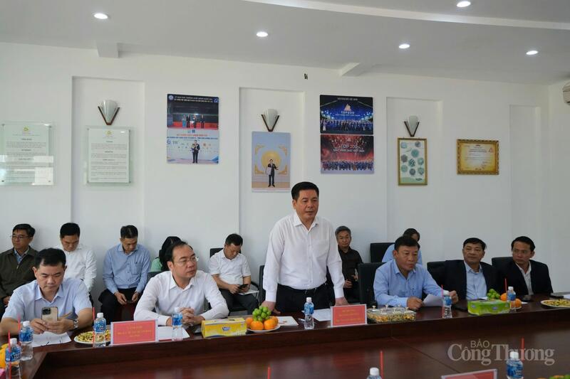 Đồng chí Nguyễn Hồng Diên - Ủy viên Ban Chấp hành Trung ương Đảng, Bộ trưởng Bộ Công Thương phát biểu chỉ đạo tại buổi làm việc. Ảnh: Lê Sơn.