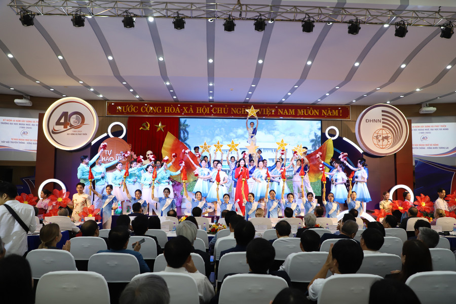 van-nghe-chao-mung.jpg