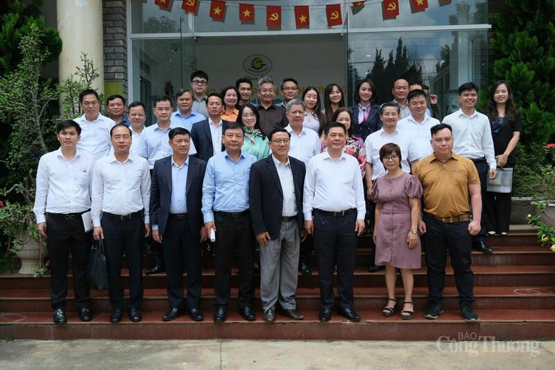 Đoàn công tác Bộ Công Thương chụp hình lưu niệm với lãnh đạo tỉnh Lâm Đồng và Công ty Cổ phần Viên Sơn.