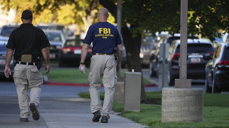 Các quan chức FBI và thực thi pháp luật bên ngoài khuôn viên trường Đại học Utah Valley, Orem, Utah, ngày 11/9/2025.