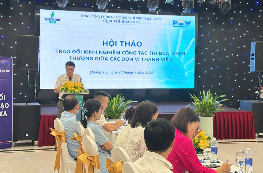 Đại diện Công ty Điện lực Dầu khí Nhơn Trạch và ... z7003533645311-39f0f5aa86666a96241940c0b3bb6c01.jpg