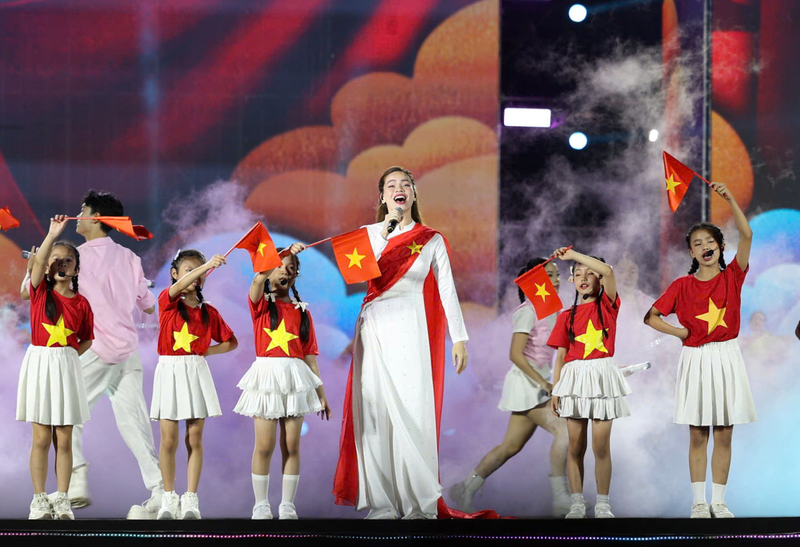 Chương 3 - “Tổ quốc tôi - Khát vọng tương lai” - khẳng định tầm nhìn, ý chí xây dựng đất nước giàu mạnh. Những ca khúc như “Thịnh vượng Việt Nam sáng ngời”, “Made in Vietnam”, “Viết tiếp câu chuyện hòa bình”... với các nghệ sĩ Trúc Nhân, Hồ Ngọc Hà, Hoàng Thùy Linh... chuyển tải tinh thần lạc quan, khát vọng hội nhập và vươn lên khẳng định vị thế Việt Nam trên trường quốc tế.